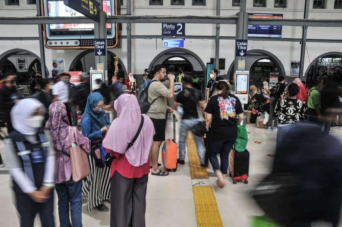arus mudik natal dan tahun baru di stasiun pasar senen