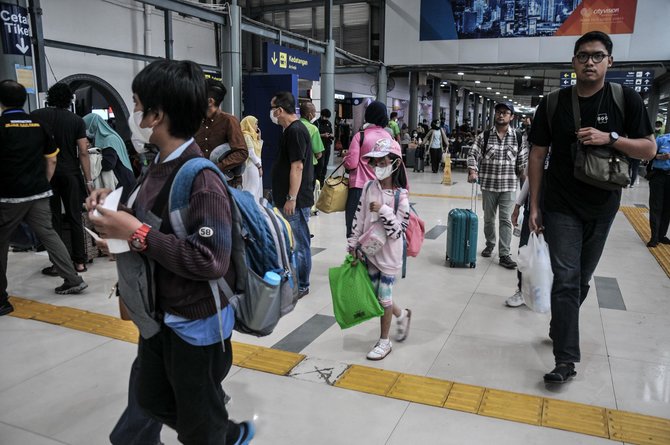 arus mudik natal dan tahun baru di stasiun pasar senen