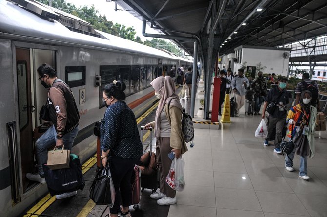 arus mudik natal dan tahun baru di stasiun pasar senen