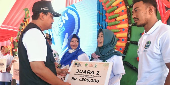 Hari HSPN 2023, Wali Kota Pasuruan Serahkan Hadiah Pemenang Lomba Kebersihan