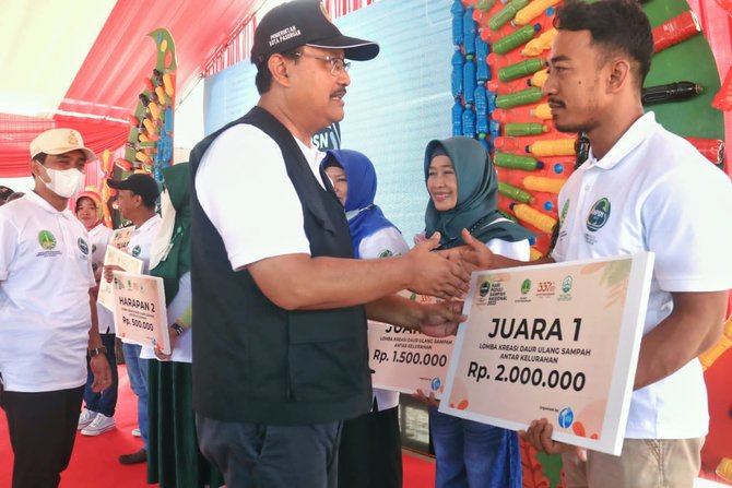 wali kota pasuruan serahkan hadiah pemenang lomba kebersihan