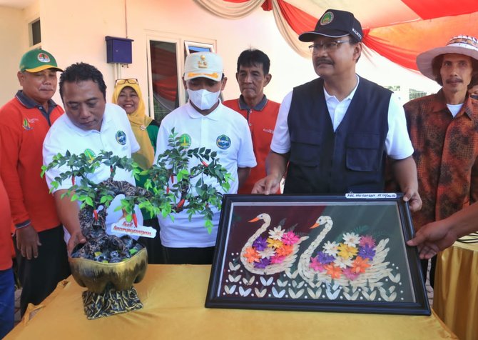 wali kota pasuruan serahkan hadiah pemenang lomba kebersihan