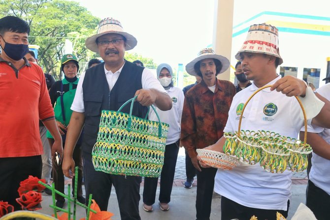 wali kota pasuruan serahkan hadiah pemenang lomba kebersihan