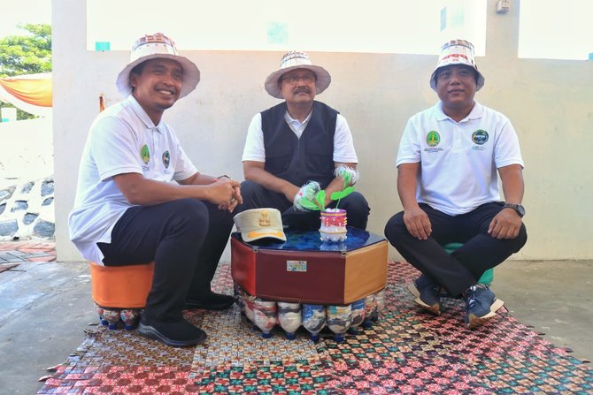 wali kota pasuruan serahkan hadiah pemenang lomba kebersihan