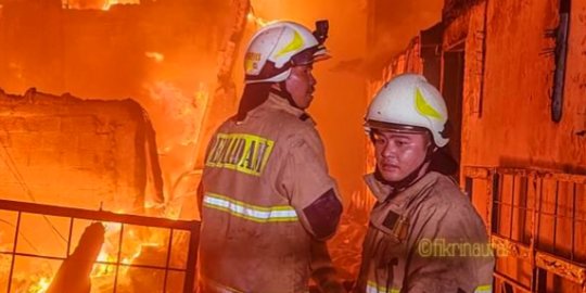 Dua Petugas Damkar Jatuh saat Padamkan Kebakaran Ruko Tiga Lantai di Tangsel