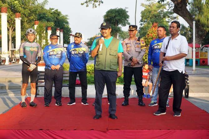 gus ipul lepas ratusan pembalap sepeda di ajang suropati race 2023