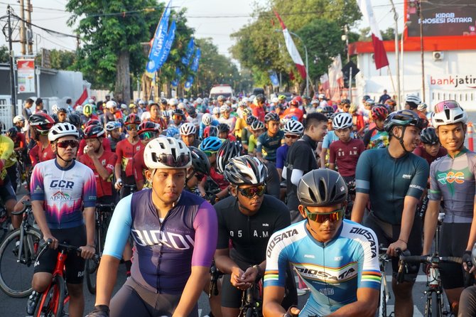 gus ipul lepas ratusan pembalap sepeda di ajang suropati race 2023