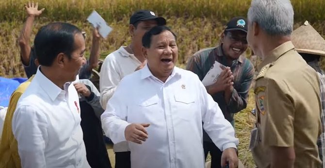 prabowo gandeng dan angkat tangan ganjar pranowo jokowi lihat justru tertawa