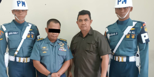 Tampang Letkol TNI Gadungan, Tertunduk Lesu Diapit Dua PM AL