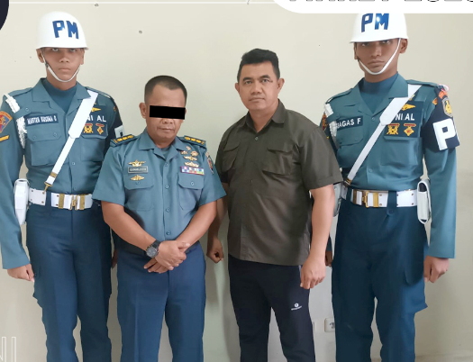 tampang letkol tni gadungan tertunduk lesu diapit dua pm al