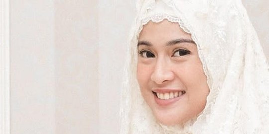 7 Potret Cantik Dian Sastrowardoyo Berhijab Bikin Pangling, Auranya Buat Hati Adem