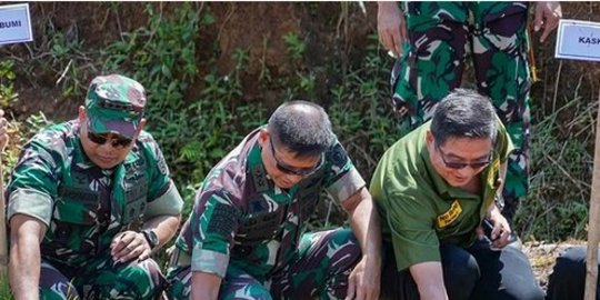 Gagah Berseragam Loreng, Momen Letjen Maruli Simanjuntak Turun ke Sawah Tanam Padi