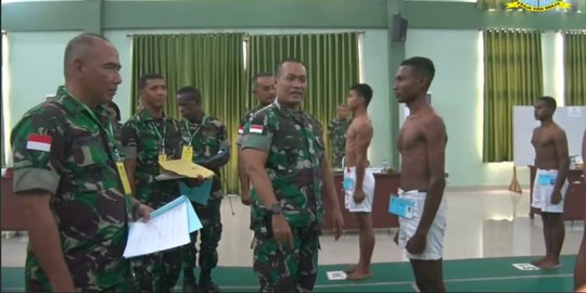 Seleksi Casis, Brigjen TNI Sri Widodo Hampiri Peserta Biak 'Gantengan orang Biak Kan'