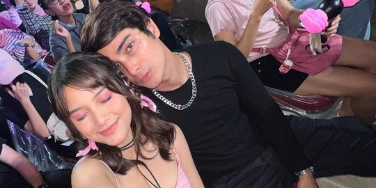 Potret Asyik Cinta Brian Pemeran Dewa di Sinetron BHSI Nonton Blackpink