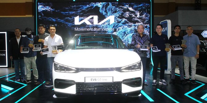 Termasuk Om Mobi, KIA Serahkan Mobil Listrik Kia EV6 pada Para Pembeli Pertama