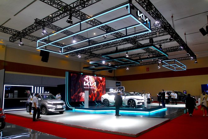 kia menyerahkan unit mobil listrik kia ev6 kepada pembeli pertama di gjaw 2023