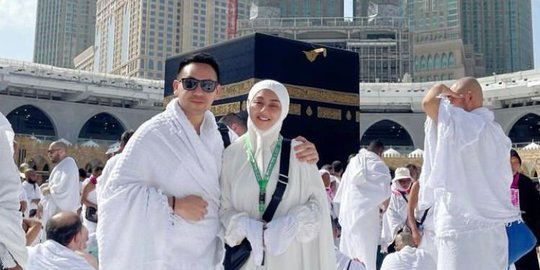 Berada di Tanah Suci, Intip Momen Jenita Janet yang Tengah Umrah Bareng Keluarga