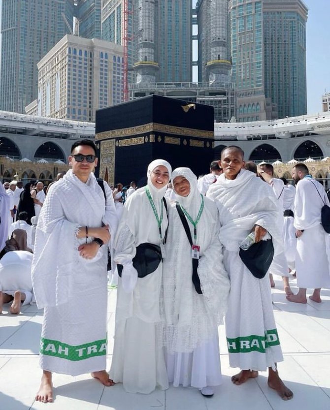 berada di tanah suci intip momen jenita janet yang tengah umrah bareng keluarga