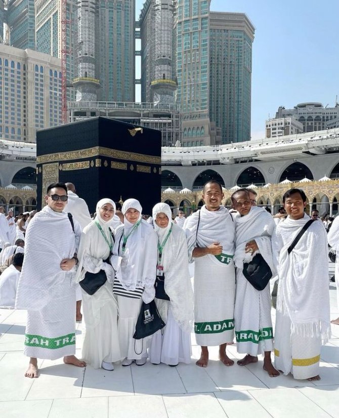 berada di tanah suci intip momen jenita janet yang tengah umrah bareng keluarga