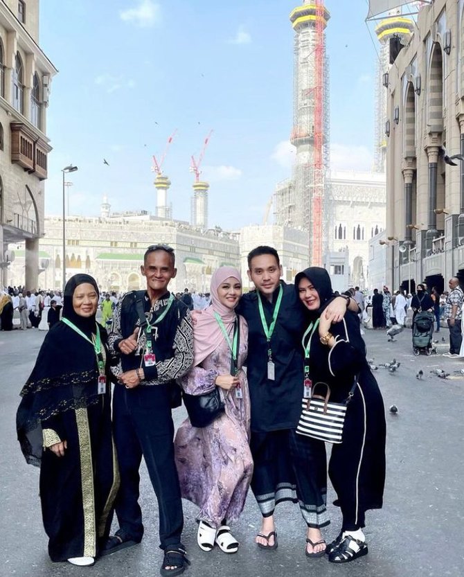 berada di tanah suci intip momen jenita janet yang tengah umrah bareng keluarga