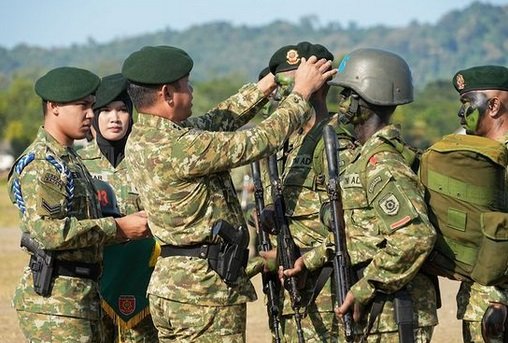 pangkostrad sematkan brevet kepada prajurit cakra