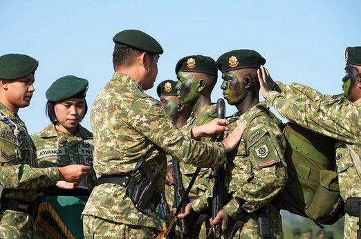 pangkostrad sematkan brevet kepada prajurit cakra