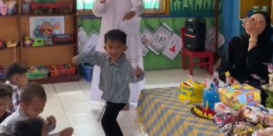 Rayakan Ulang Tahun di Sekolah, Aksi Kocak Anak Kegirangan Ini Curi Perhatian