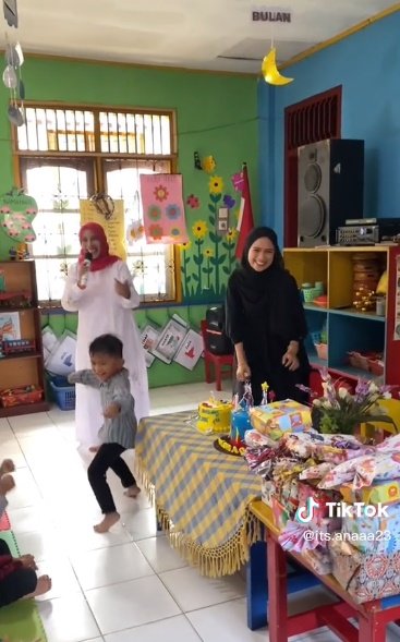 ulang tahun anak dirayakan di sekolah