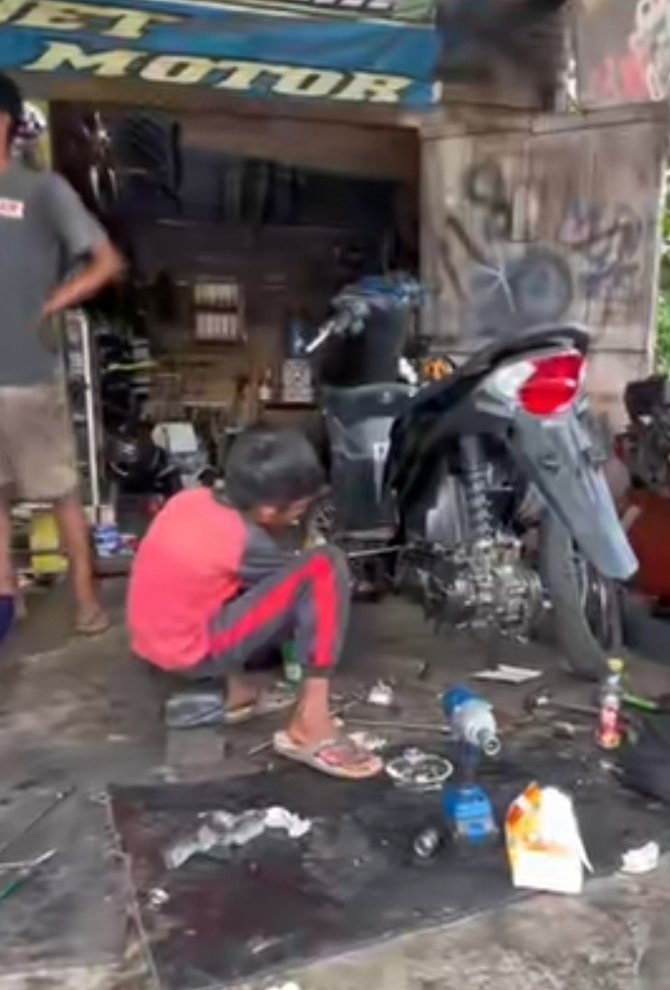 dapat pujian anak sd ini pilih kerja di bengkel sepulang sekolah