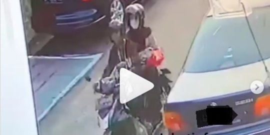 Terekam CCTV, Sejoli Tega Tinggalkan Bayi Baru Lahir di Samping Rumah Warga