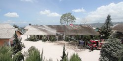 Perjuangan Petugas Bersihkan Sekolah dan Jalan Raya di Boyolali dari Abu Merapi