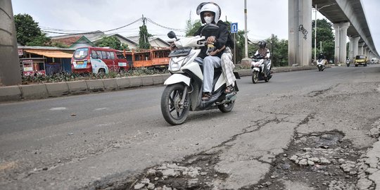 Jalan Rusak dan Berlubang di Cakung Ancam Keselamatan Pengendara