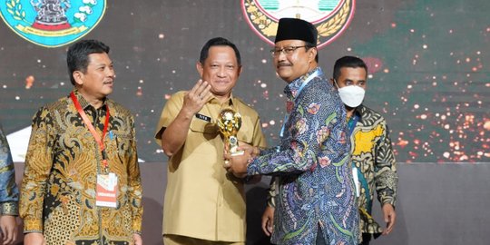 Kembali Raih Prestasi, Pemkot Pasuruan Terima Penghargaan Capaian UHC 100 Persen