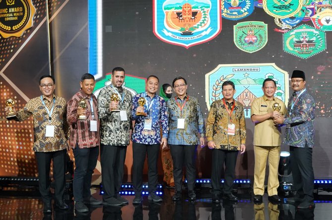 pemkot pasuruan terima penghargaan capaian uhc