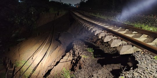 Perjalanan Kereta Pangrango Bogor-Sukabumi Dibatalkan Imbas Longsor di Jalur Rel