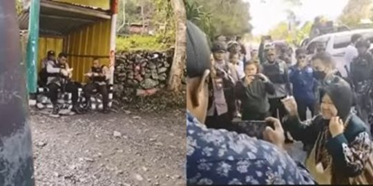 Menunggu Ibu Mensos, Polisi di Puncak Jaya Papua Berjaga Sambil Makan Nasi Bungkus