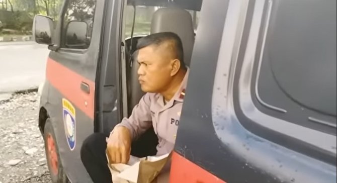 menunggu ibu mensos polisi di puncak jaya papua berjaga sambil makan nasi bungkus