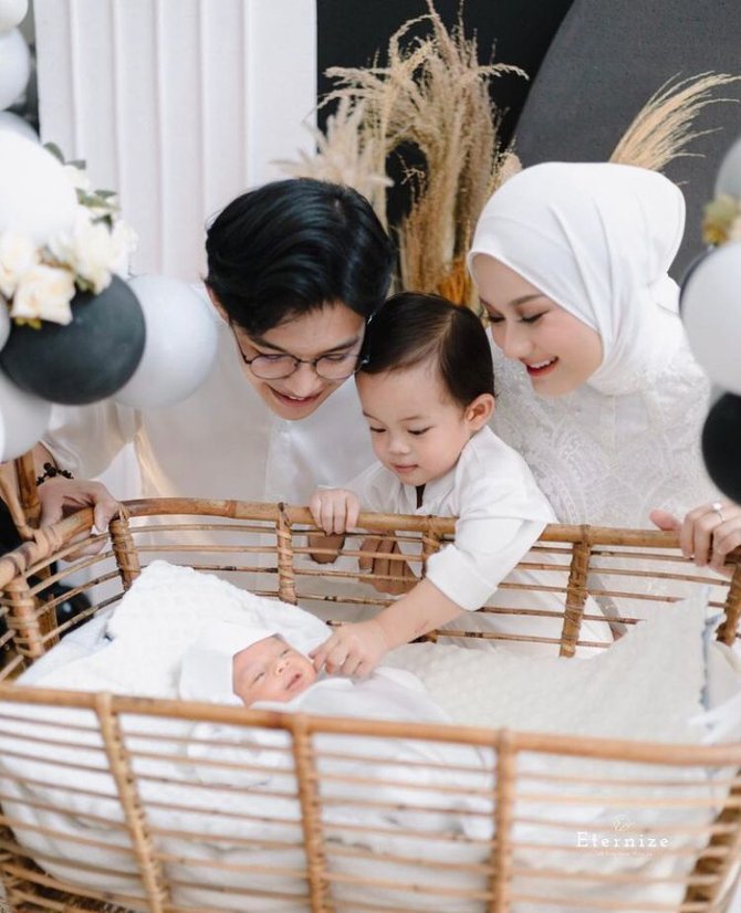 sederhana serba putih ini momen tasyakuran dan aqiqah anak kedua dinda hauw