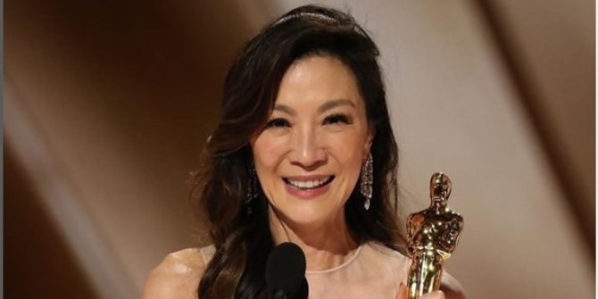 Michelle Yeoh, Perempuan Asia Pertama Berhasil Raih Piala Oscar Aktris Terbaik 2023