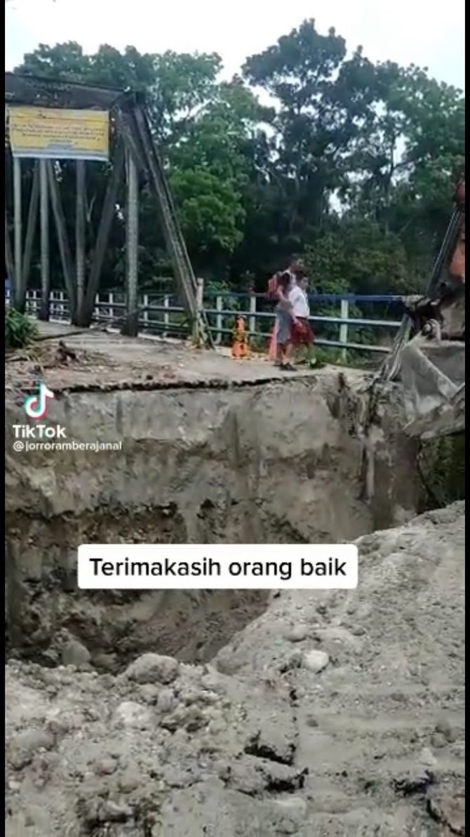 viral begini momen anak sd berangkat sekolah lsquonaikrsquo eksavator