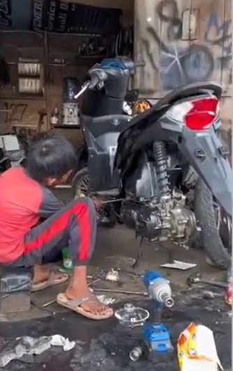 bocah bekerja di bengkel
