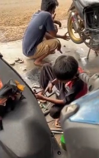 bocah bekerja di bengkel
