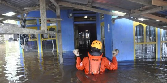 Dampak Banjir 15 Hari di Kalbar, Alat Transportasi Berganti Perahu