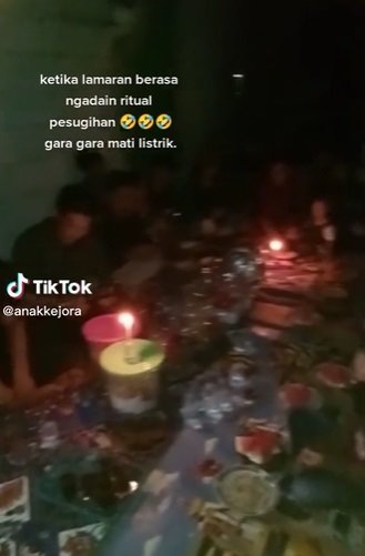 mati listrik begini suasana lamaran dua sejoli di malam hari 039berasa ritual pesugihan039