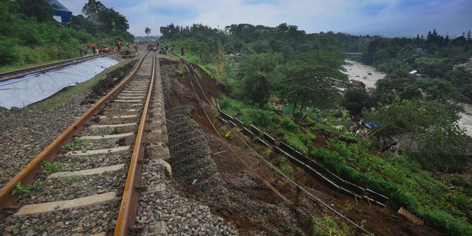 Kondisi Menggantung Jalur Rel Kereta Bogor-Sukabumi Usai Longsor