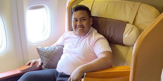 senyum ajudan pribadi kini sirna