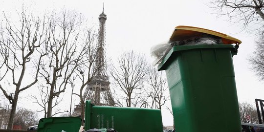 Wajah Kumuh Paris Dipenuhi Tumpukan Sampah Akibat Petugas Mogok Kerja