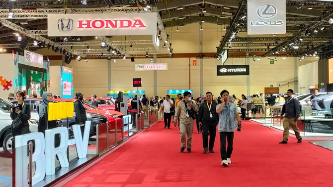 suasana pameran otomotif gjaw 2023 di jcc senayan jakarta