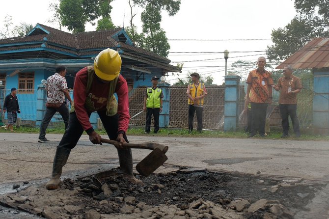 Gubernur Ganjar Kebut Perbaikan Jalan Rusak Di Batang Dan Kendal ...