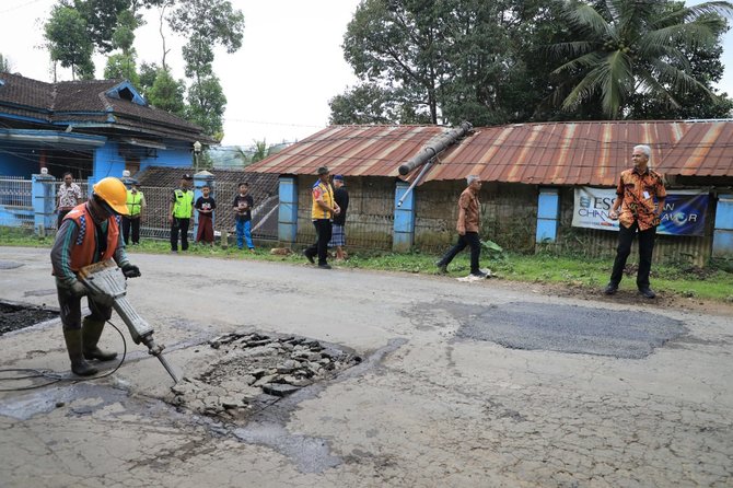 ganjar kebut perbaikan jalan rusak di batang dan kendal